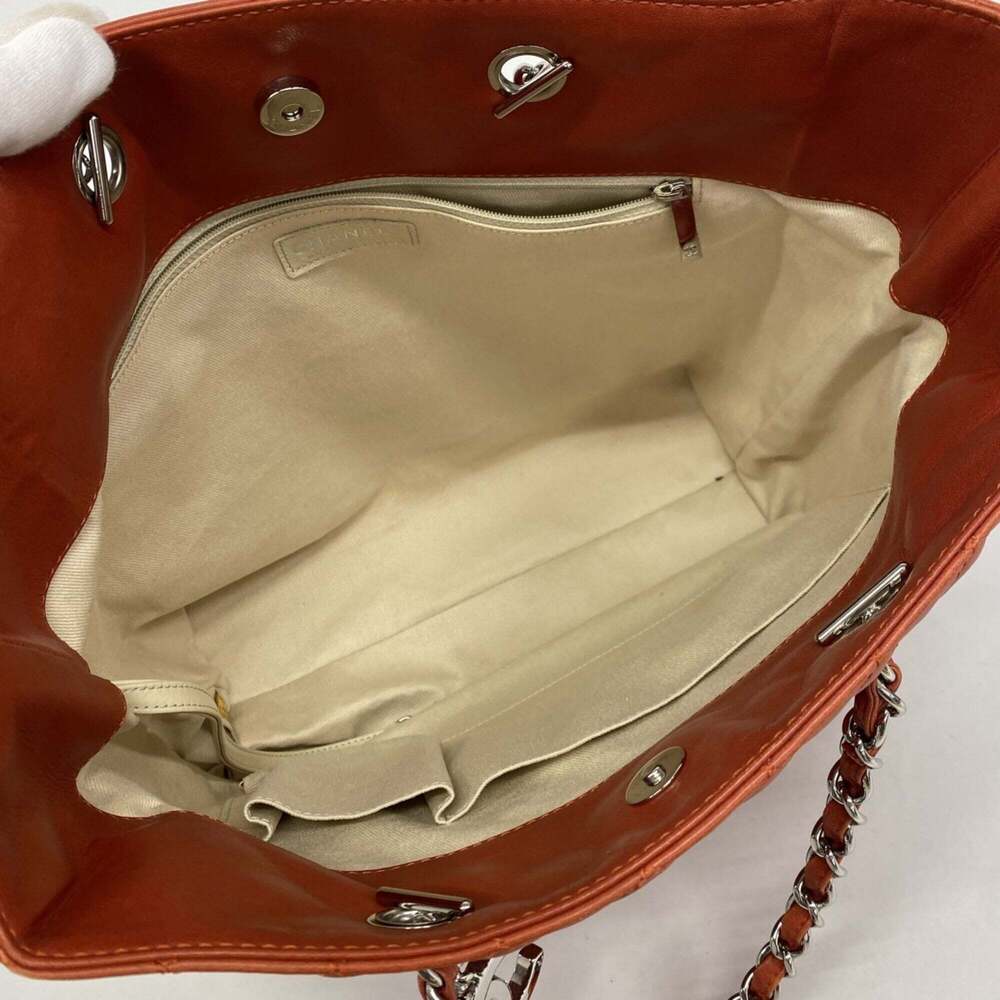 CHANEL Red Lambskin Leather Tote Bag - Picture 4 of 9